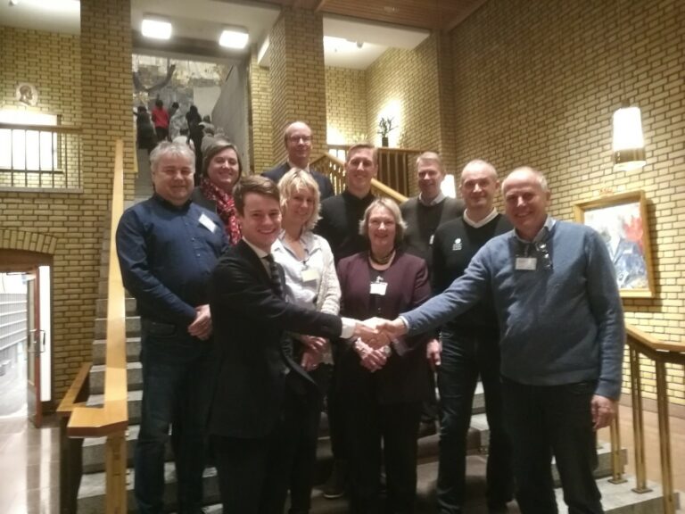 På Stortinget møtte representantene for parkene representantene Kjell Storehaug fra Krf i Sogn og Fjordane og Ketil Kjenseth fra Venstre i Oppland. Det ble mange gode ord fra parkene om gjennomslaget i budsjettet. Det ble også gitt en klar oppfordring fra stortingsrepresentantene om å fokusere på bærekraftprosjekter i parkene. Fra venstre: