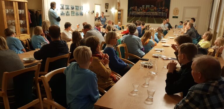 Mange 6.klasseforeldre var interessert i å spise søndagsmiddagen i lag på menighetshuset. Kokkene Solbjørg Sandmo og Greta Valla kikker fram og mottar en takk for maten.|Lysvåkne jenter i 6.klasse