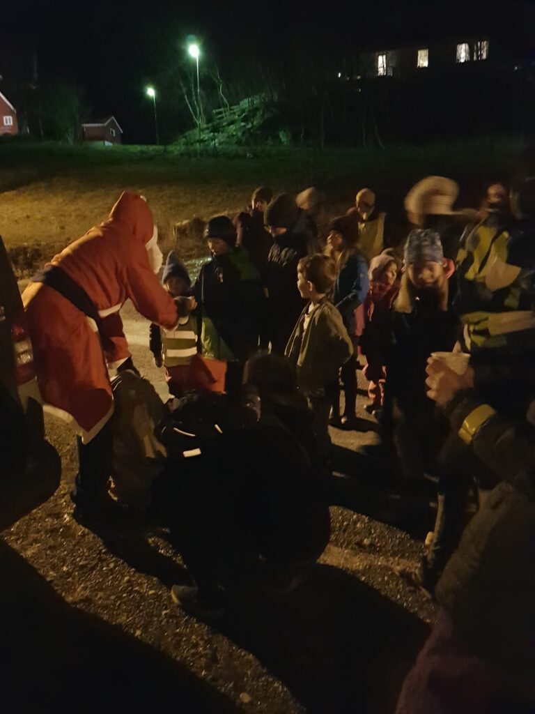 I Bleikvasslia hadde små og store møtt opp for å tenne lys og ta i mot nissen. Spente barn fikk pakke.|To hester fikk også være med på julegranstenninga til stor stas for de frammøtte.|Den høye grana fikk tente lys