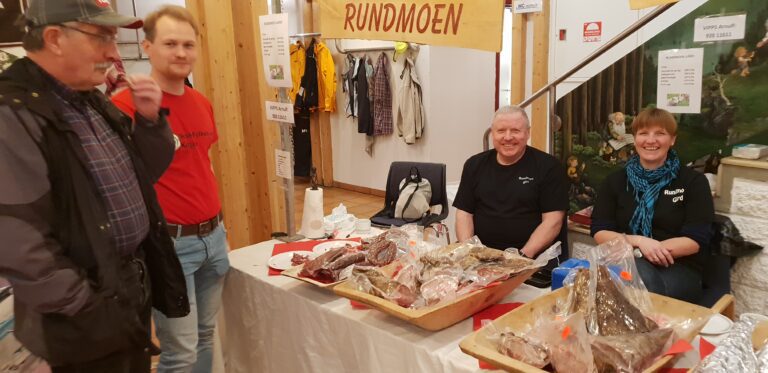 Reidulf Langvatn og Marius Oskfjellelv får smaksprøver av røykjekjøttet og gir bestått.|Nina Roghell Fagerås og Kirsten Johannesen strikker hele året og selger på messa i Korgen.|Hilde Karlsen stiller som vanlig opp med sin bakst fra sitt hjemmebakeri sammen med Arve Nesset. Flatbrødet gikk fort unna.|Mamma strikker og vi hjelper henne med å selge varene hennes