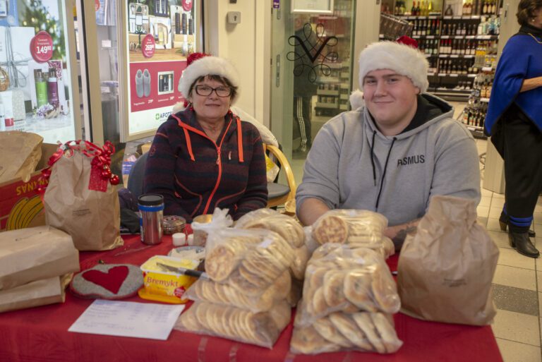 Anne-Beate Brendmo og Rasmus Brendmo selger mye kamkake på førjulsfesten.|Haldor Solhaug slipte kniver på Byggmix til de som måtte trenge det.|En av utstillerne var Anne-Lise Larsen