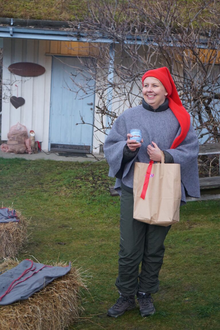 Årets Hemnesværing og Tommelen opp prisen gikk i år til Sigrid Skjæran.||Her i aktivitet i ledelsen for Jul på Berget.|Selvfølgelig kom jo nissen med gaver til barne.|Både store og små ventet på å få komme frem til nissen. Ja det ble jo trengsel etter hvert.