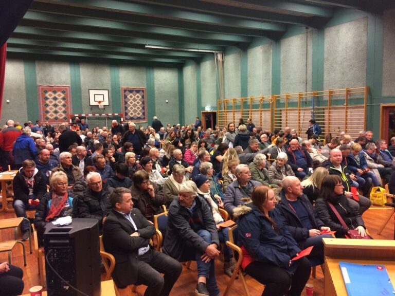 Trolig har aldri flere vært med på å bestemme hvem som skal toppe listen til Hemnes Arbeiderparti til kommunevalget.||Mette Varem feirer seieren.|Kjell-Idar Juvik innser at slaget er tapt.