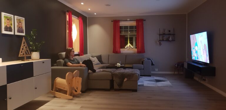 Den store vinkelstua har en lun TV-krok hvor familien har det hyggelig sammen.|Kristin