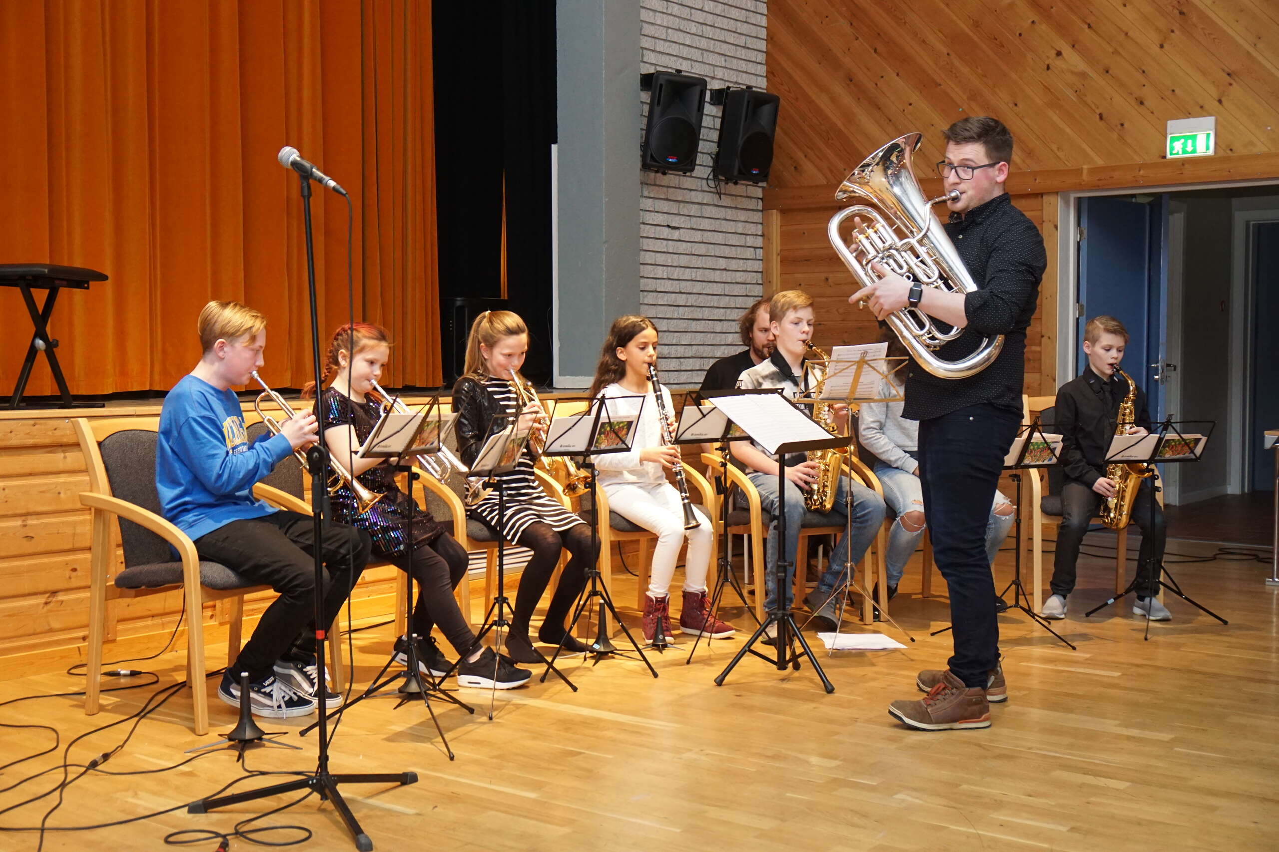 Under sin leder Max Mikalsen fikk vi høre musikere som kan traktere sine instrumenter veldig godt.|Tredje og fjerdeklassekoret sang godt under sin vikar for vikar dirigent Mina Furuhatt.|Viktor til venstre og Antonio til høyre fremførte "bjelleklang " for en nesten fullsatt aula.|Selma fremførte sikkert og godt "the entertainer".|