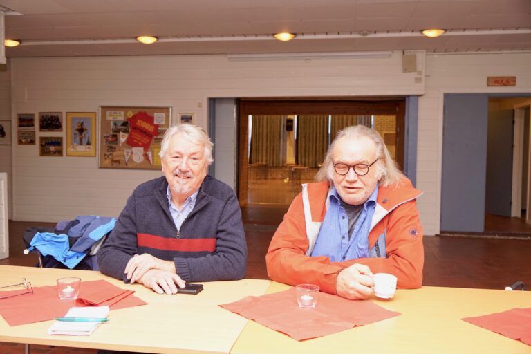 To eldre menn som nå gir seg i forbindelse med at nettavisen Hemnesværingen legges ned.||Tore Magnor Furuhatt tv. og Frode Fagerheim