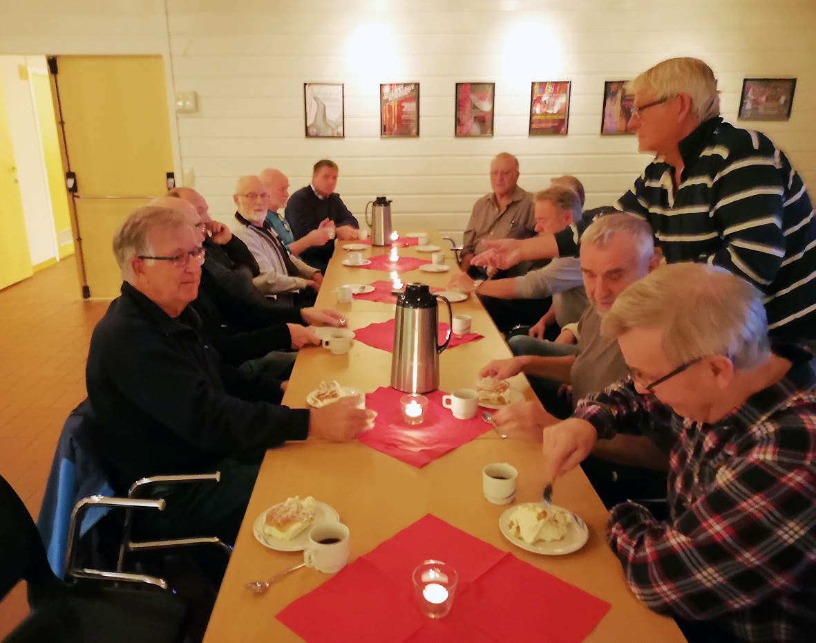 Forrige onsdag fikk "vennene" servert kremkake fra skola.||Og dermed kunne de ta en velfortjent juleferie.|Svein Wennberg stilte opp med eget sveiseutstyr for å reparere en jernstang som var løsnet på tribunen i idrettshallen.|Olav Storholm og Sigbjørn Jacobsen skifter ut en lyser
