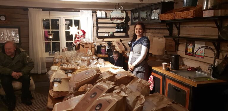 Svigerdatter Monica Holen er opprinnelig fra Romania og har bakt rumenske julekaker som også selges i landhandelen.|En flott samling med damer i landhandelen på Inderdalen Gård. Fra v. Agdis Albertsen