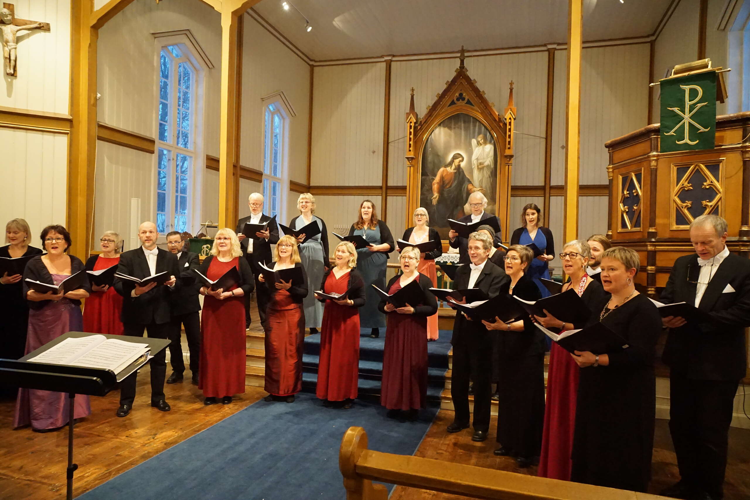 Et strålende opplagt kor besøkte Hemnes Kirke 2. sondag i advent.|Under dette navnet tok koret publikum med på en reise gjennom 14 kjente og noen litt mindre kjente julesanger.|I Trygve Hoff sin velkjente "Nordnorsk julesalme" fikk koret følge av av sin egen tenor