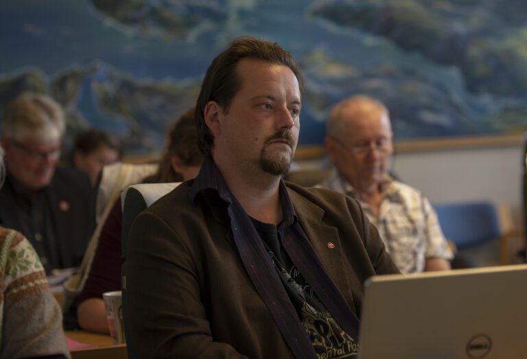 Ulf Skjæran har tatt over som leder i Hemnes Arbeiderparti etter at Tone Øvermo Bruun har meldt seg ut av partiet. Bildet er fra et kommunestyremøte i høst.