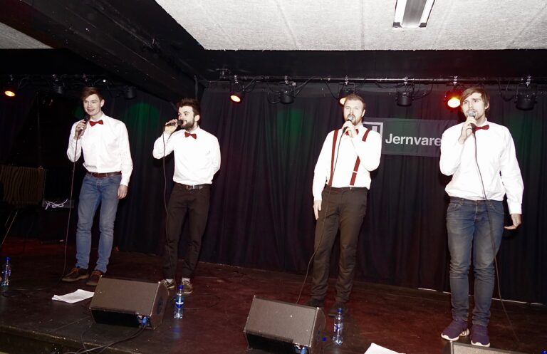 Barbershop gruppa Bare Barbèra sang for et forventningsfult publikum på Jernvaren.||Fv:Harald Relling Nilsen