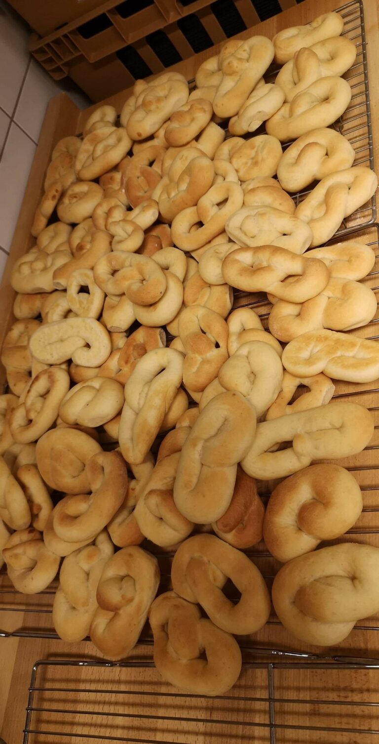 Kjøkkenet stekte kringlene de eldre trillet ut. Et flott resultat som smakte!|Ingebjørg Holmslet er en snartur oppe og ser på avviklingen av bakedagen for de eldre. Noen tips gis til avdelingsleder Helene Lillebjerka som legger tilrette for de eldre.