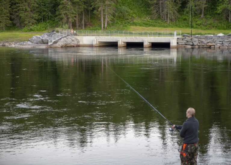 Statkraft må nå investere i en omløpsventil med en kapasitet på 30 kubikkmeter i sekundet. Bildet er fra det nye utløpet fra Nedre Røssåga kraftverk