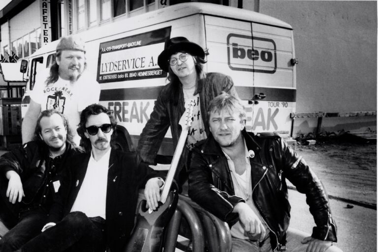 Freak klare for turnè i egen bandbuss..Sansynligvis i 1990||Fv:Frank Marstokk