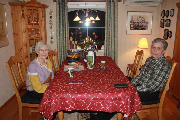 Unni Skjefstad og Jonny Tustervatn er likemenn for LEVE Hemnes. De er kurset i å prate med etterlatte etter selvmord.