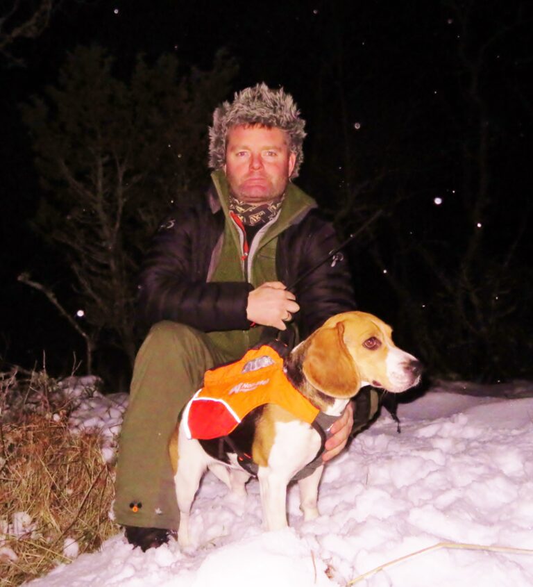 Trond og Persie nyter friluftslivet, og harejakt er det artigste Persie vet. Nybegynneren imponerte stort under 