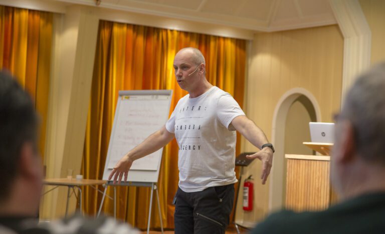 Det vil bli et spennende møte med Lars Sivert Larsen fra Hemnes som den nye Stor-Nila i Klemetspelet 2019. Her gir han politikerne i Hemnes velmente råd om hvordan de skal stå i det når de skal spare penger.