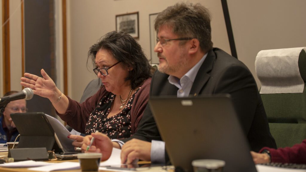 Ordfører Christine Trones (H) åpner for nye behandling av budsjettet for 2019. Varaordfører Bjørn-Terje Nilssen (Frp) brøt med resten av posisjonen og fikk flertall for deres og Hemnes sosialdemokraters budsjettforslag etter at Ap og SV valgte å støtte dem.