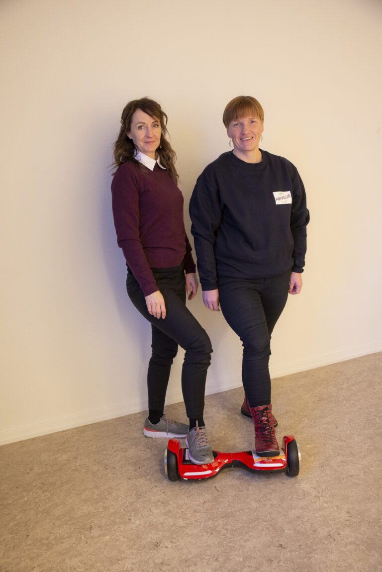 Aina Olsen og Trine-Lise Skreslett gir oss en demonstrasjon av hoverboardet som en heldig vinner kan stikke av med under messen.