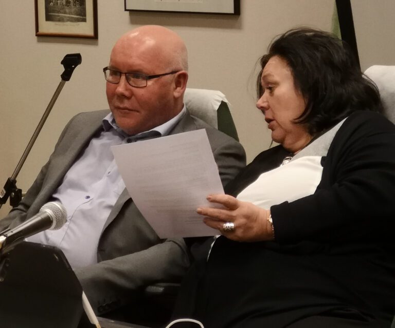 Rådmann Amund Eriksen og ordfører Christine Trones var tilfreds med at den vedtatte budsjettreguleringen satte en strek over en svært utfordrende prosess.