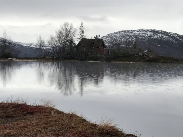 Dette er ikke ei hemmelig hytte, men for folk som ikke er kjent i området så ligger den noe skjult.