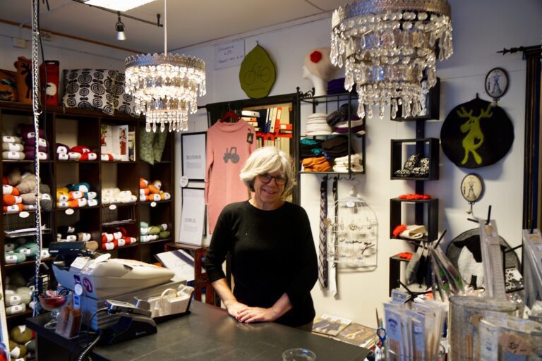 Anne-Lise Larsen bak diske slik mange kjenner henne. Imøtekommende og servicevennlig som alltid.