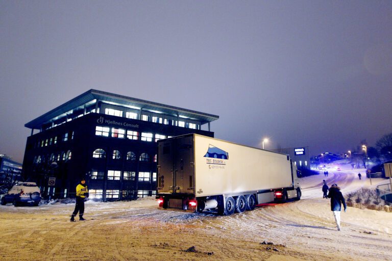 Utenlandske vogntog har ved flere tilfeller fått problemer på glatt vinterføre. Nå innfører Statens Vegvesen økte kontroller av disse ved grensen i Nord-Norge.