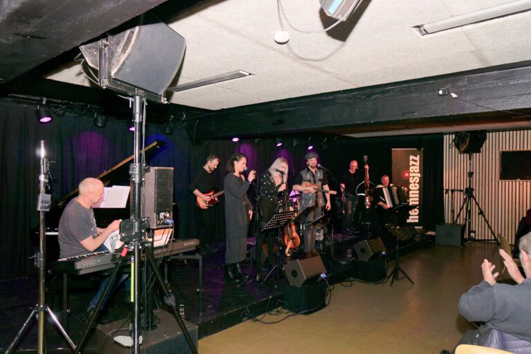 Et superlag av musikere hadde tatt plass på scenen sammen med Kristian Rødvand (KontraKristian) da de hadde konsert på Jernvaren den 18.januar 2018