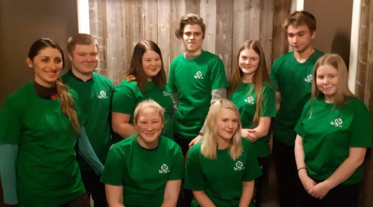 Fra venstre: Mariam Moen, Aksel Tverå, Thea Tverå, Pål Kristian Oldernes, Astrid Olderskog Lie, Hans Andreas Millingsjord, Ingrid Tverå. Foran: Live kreslett og Felicia Skreslett.