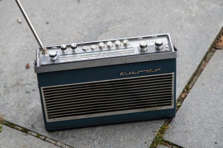 189 lokalradiostasjoner har tillatelse til å fortsette med å sende på FM, foreløpig ut 2021. Kulturdepartementet ber imidlertid om utredning med mulighet for forlengelse.