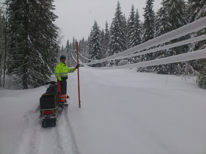 Mye snø på linjenettet skaper farlige situasjoner. Nå advarer Helgeland Kraft mot lavthengende ledninger.