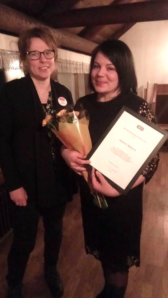 Helene Møllevik mottar her årets pedagogiske pris for 2019 fra NCK, Nordisk senter for kulturarvspedagigikk.