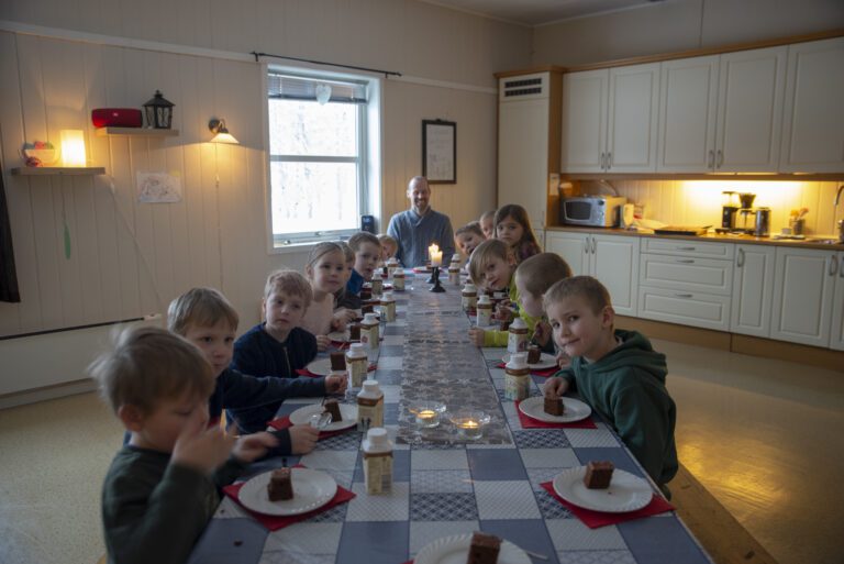 I tilfeldig rekkefølge: Mie Valåmo Berg, Gabriel Forsman Buvik, Andreas Kyllingmo Hartz, Ludvig Strøm Jakobsen, Lukas Jensen, Leonora Kristoffersen, Kaja Sofie Lifjell, Heine Millingsjord, Filip Moen, Heike Øverleir Oldernes, Lyder Sagmo Ottermo, Felix Gustaf Reinåmo, Leo Sebastian Pedersen Sundsås, Brage Davidsen Tverå og rektor Kjell Joar Petersen-Øverleir.