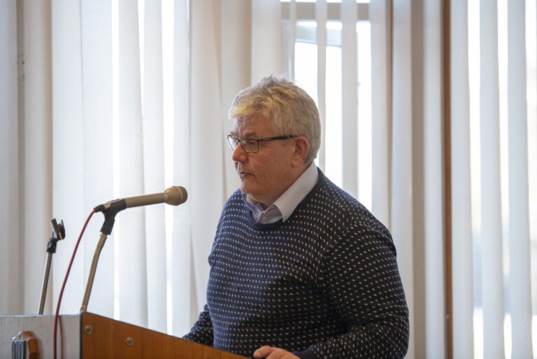 Per Øyvind Eriksen (HS) forsvarte både å investere i velferdsteknologi og budsjettet der prosjektet var fjernet.