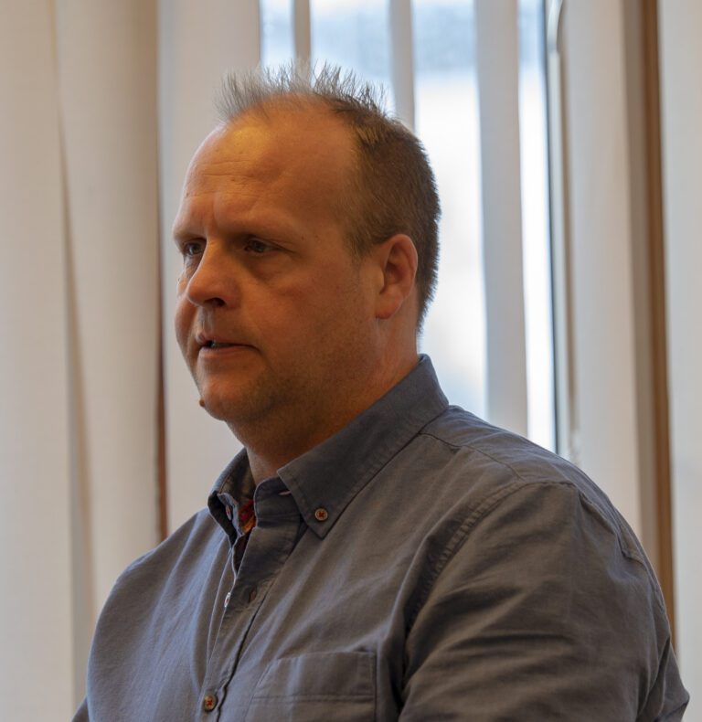 Teknisk sjef Sølve Tuven får rosende omtale fra rådmann Amund Eriksen for å ha dokumentert fakta i forkant av skolebrannen.