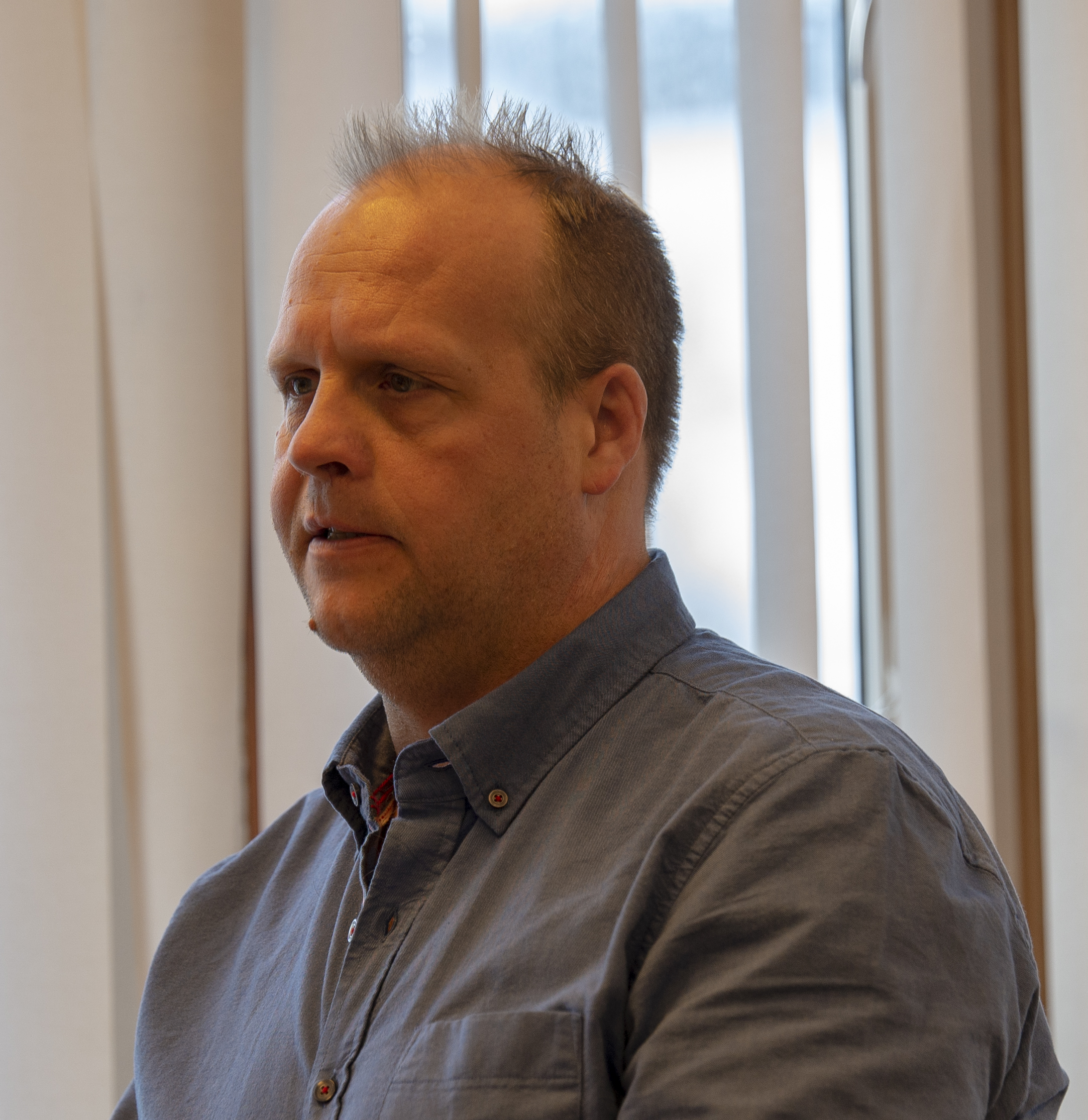 Teknisk sjef Sølve Tuven får rosende omtale fra rådmann Amund Eriksen for å ha dokumentert fakta i forkant av skolebrannen.