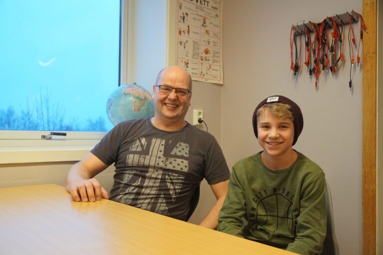 Disse to stilte gjerne opp for å fortelle litt om skyting og resulater som Sondre Kråkstad (th) presterer.