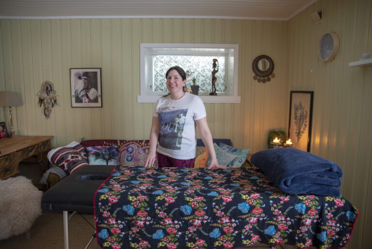 Tina-Mari Tuven satser interessen, og har startet opp med healingmassasje.