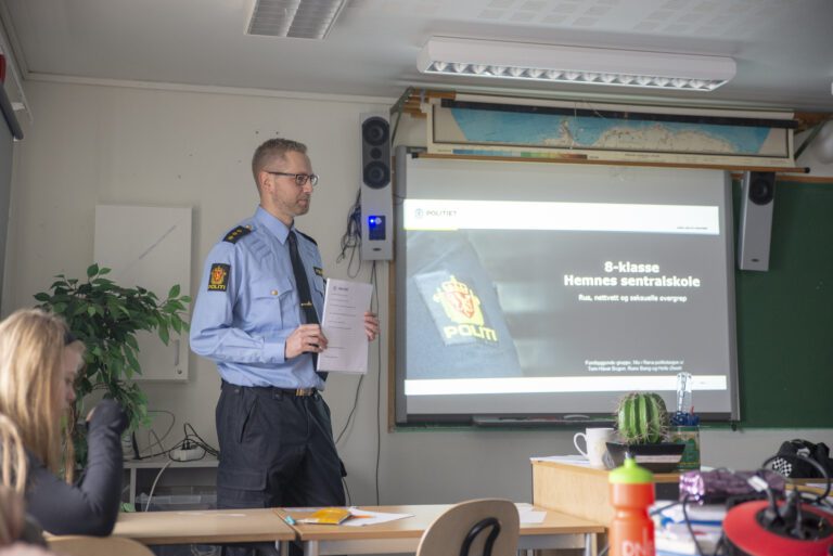 Rune Bang jobber på forebyggende avdeling på Mo, og forteller elevene om rus, nettvett og seksuelle overgrep.