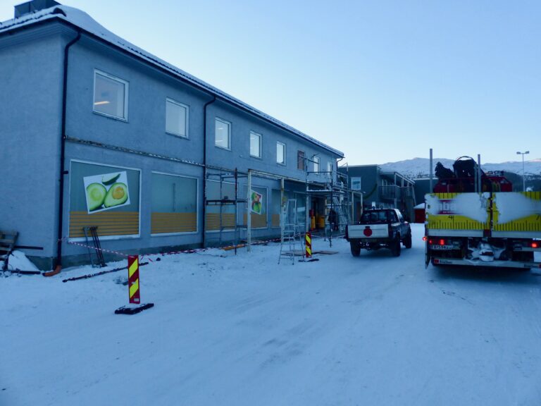 MBA Entreprenør as var i slutten på januar i full gang med arbeidene for å pusse opp fasadene på Prix Hemnesberget.