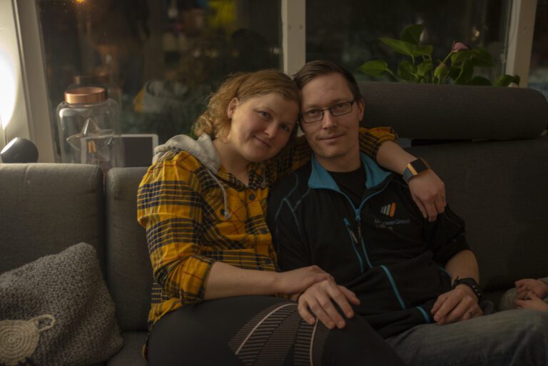 Anja Sofie Jakobsen og Ben Martinsen leier hus på Hemnesberget, men drømmer om eget småbruk.