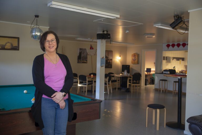 Anne Lise Edvardsen sender stafettpinnen videre til sin sønn når hun takker for seg etter tjue år som klubbleder.