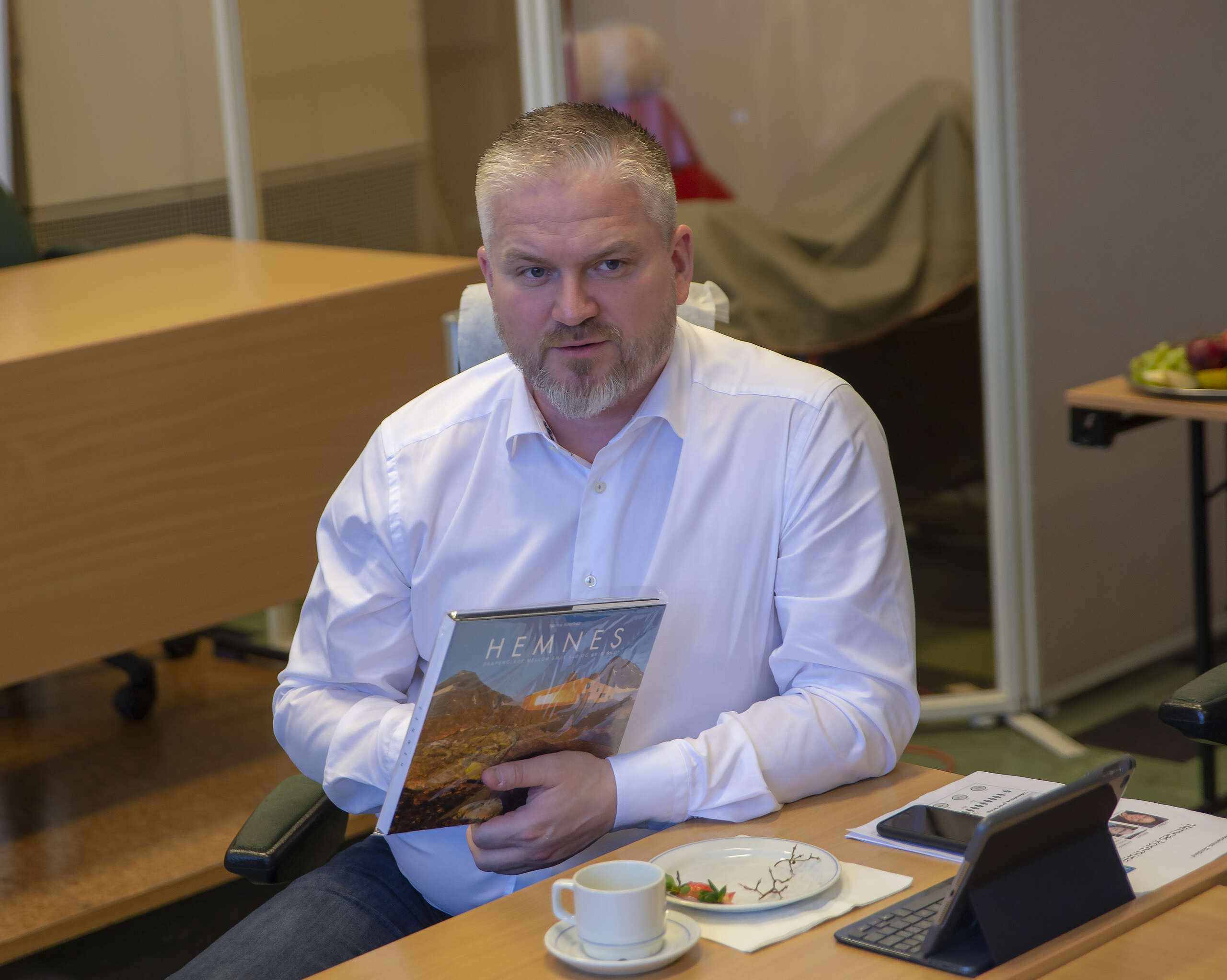 Fylkesmannen i Nordland, Tom Cato Karlsen, fikk både presentert seg overfor Hemnes og motsatt. Med seg hjem fikk han også ei bildebok som viser mangfoldet i Hemnes.