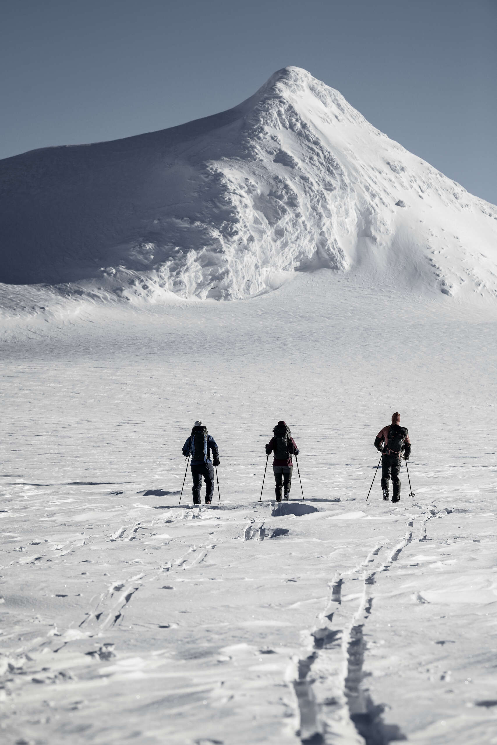 Bergans hadde med tre modeller opp til Rabothytta for filminnspilling og hele teamet gikk opp på ski.