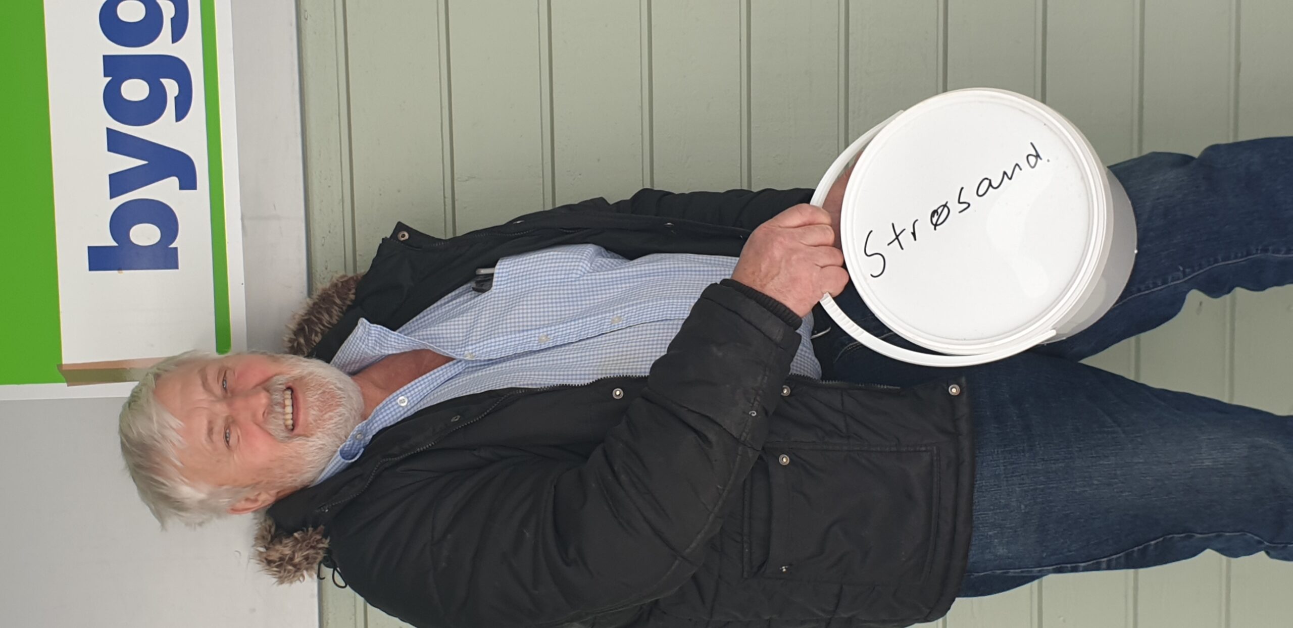 Charles har fylt i tusenvis av bøtter med strøsand de siste årene.