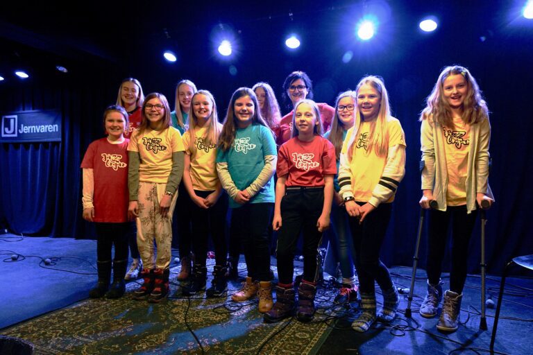 En flott gjeng med jenter i nesten alle aldre øver for å bli klare til premieren den 27.mars.