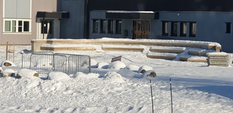Skolegården på Hemnes er nylig oppgradert og er tilført et flott amfi. Det bader seg nå i vårsola, noe oversnødd, og venter på kommende utendørskonserter.
