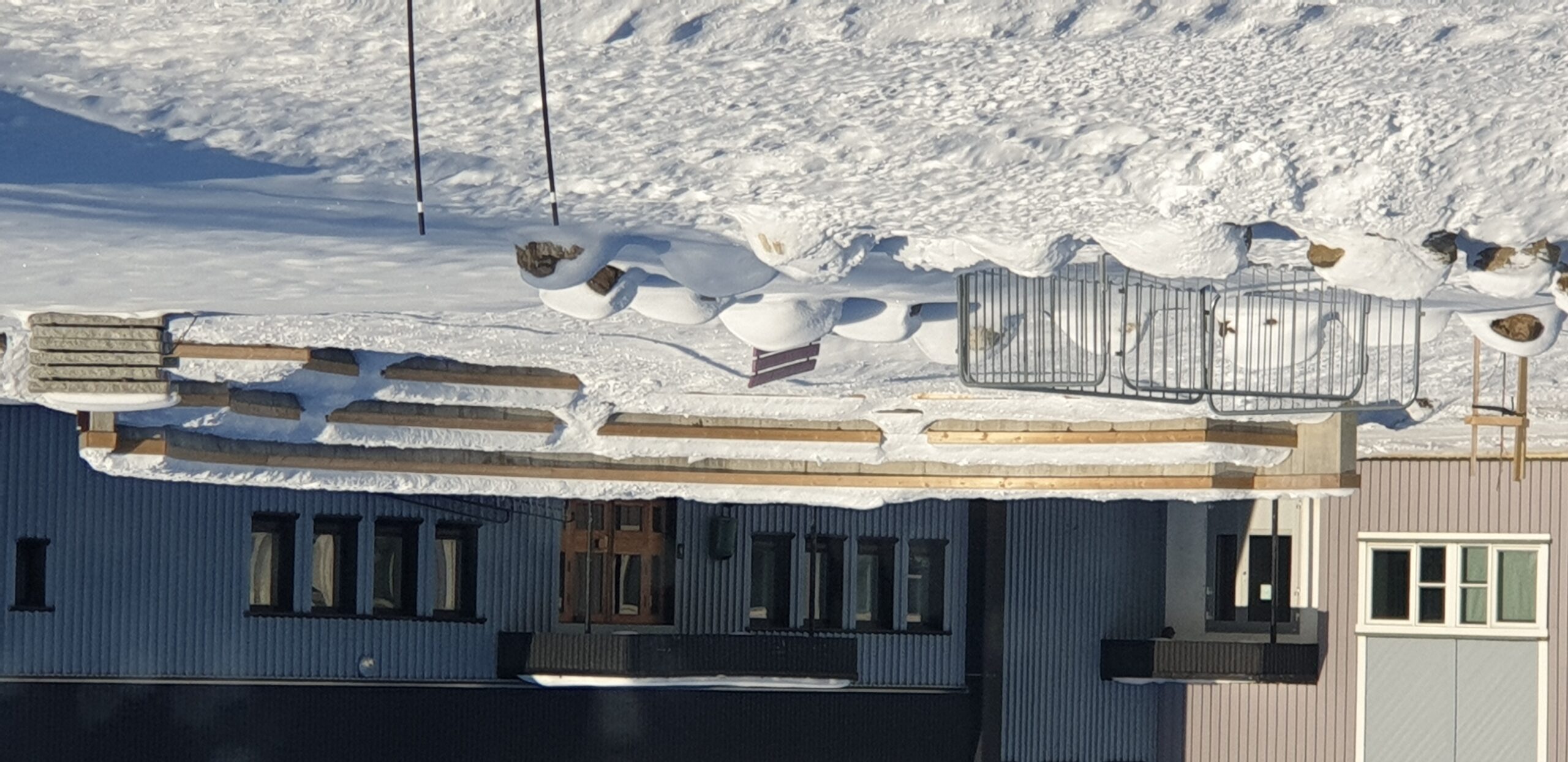 Skolegården på Hemnes er nylig oppgradert og er tilført et flott amfi. Det bader seg nå i vårsola, noe oversnødd, og venter på kommende utendørskonserter.