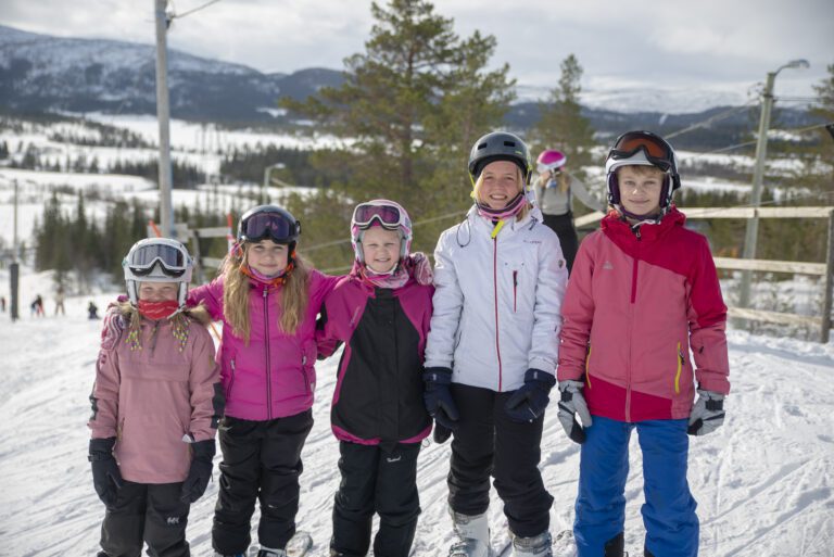 Fanny Tverå, Mia Moen, Frida Lauvbakk, Tara Schumacher og Johanne Petersen-Øverleir. Tara som er fra Tyskland er ny på skolen, og har sin første dag i skibakken.