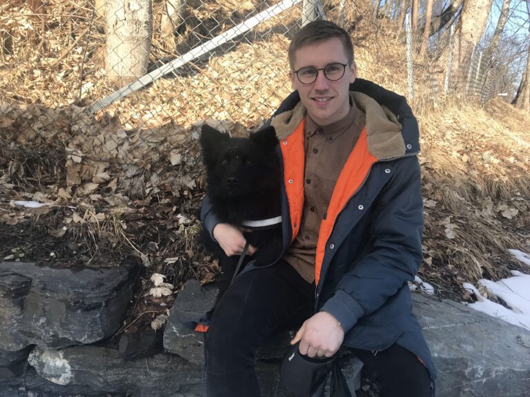 I tillegg til trening på kickboksingklubben trener Aleksander ofte ute i form av intervaller og jogging. - Fia er den fødte joggekompisen, sier han om hunden han har sammen med samboeren.